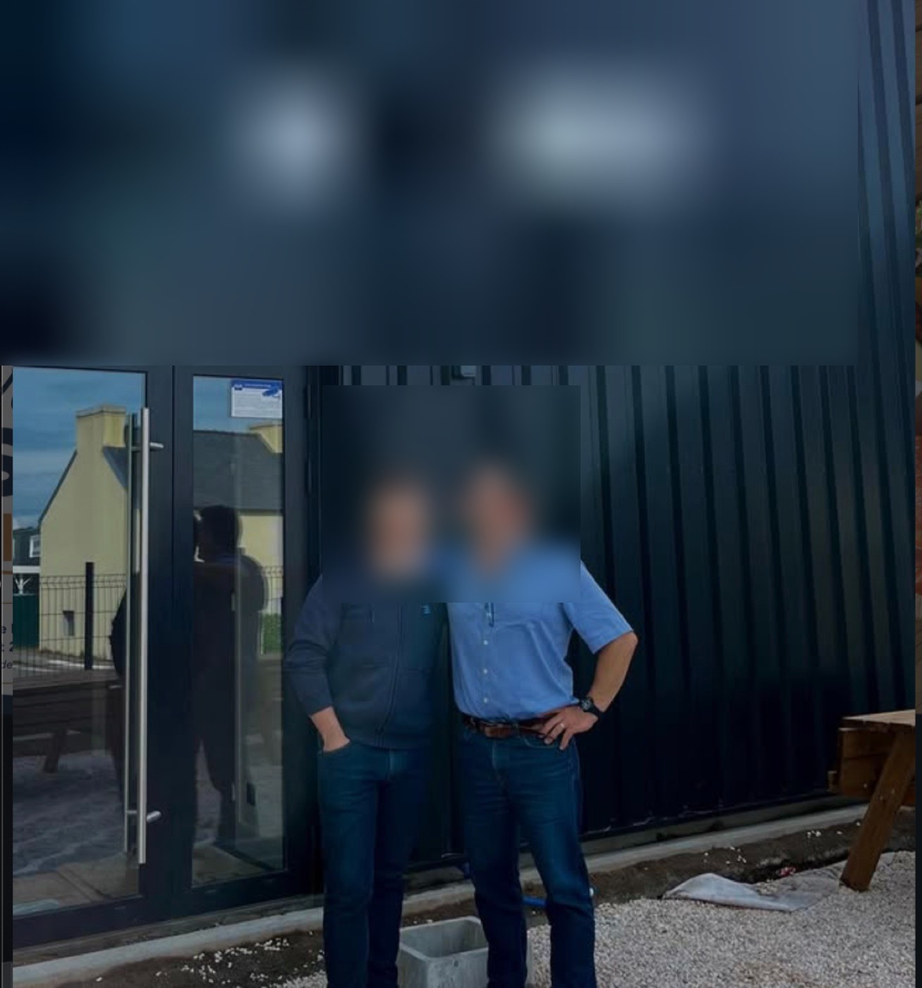 Les gÃ©rants devant leur enseigne